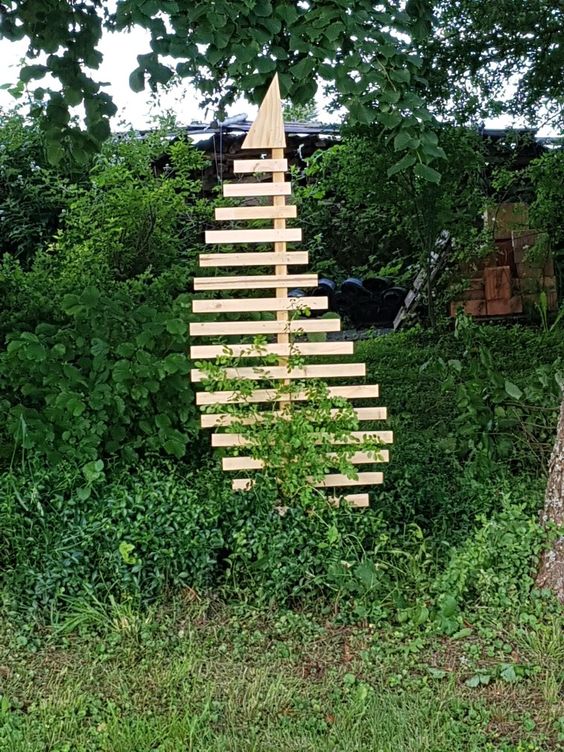 Artistic Spiral Tree Trellis from Recycled Pallets