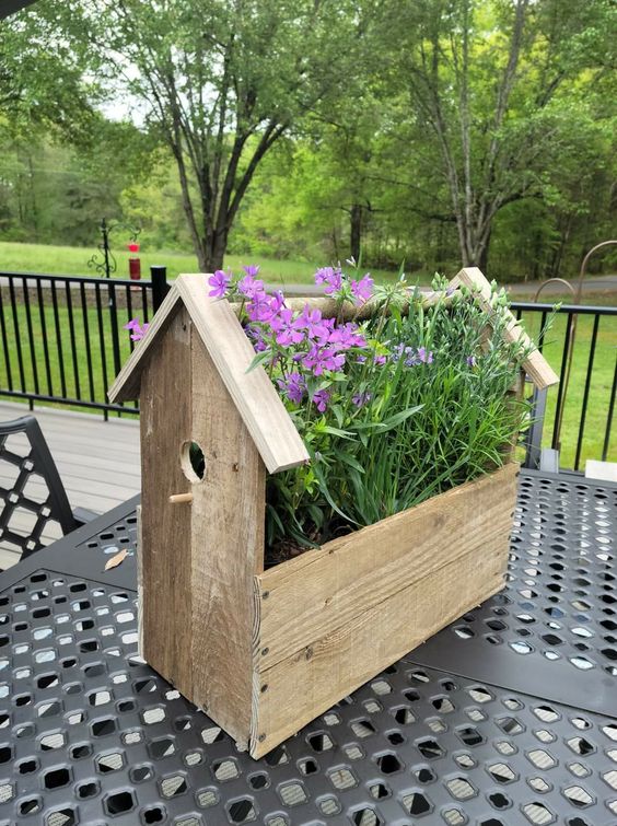 Charming Birdhouse Flower Planter from Recycled Pallets