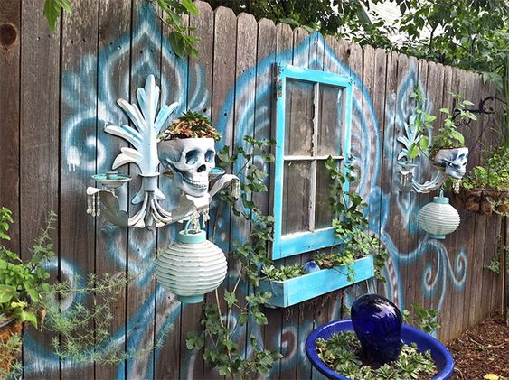 Eccentric Skull Lantern Fence Display