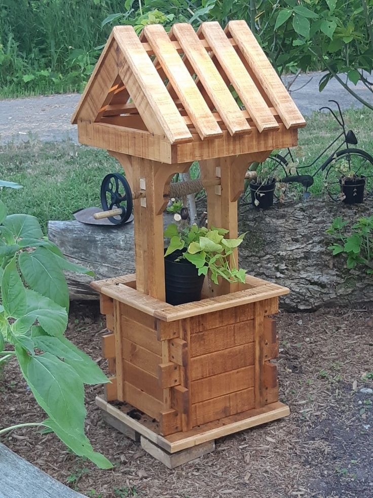 Rustic Wishing Well Planter from Recycled Pallets