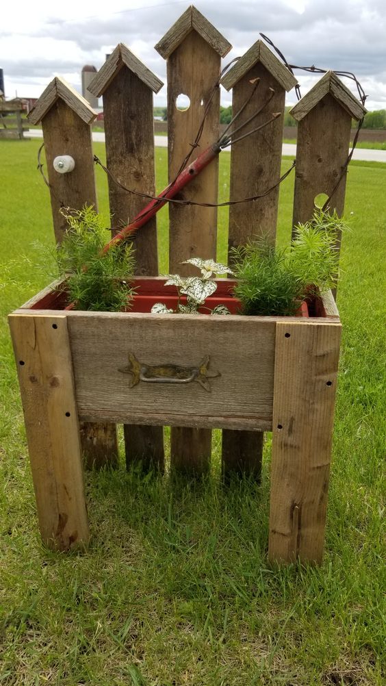 Vintage Fence Planter from Recycled Pallets