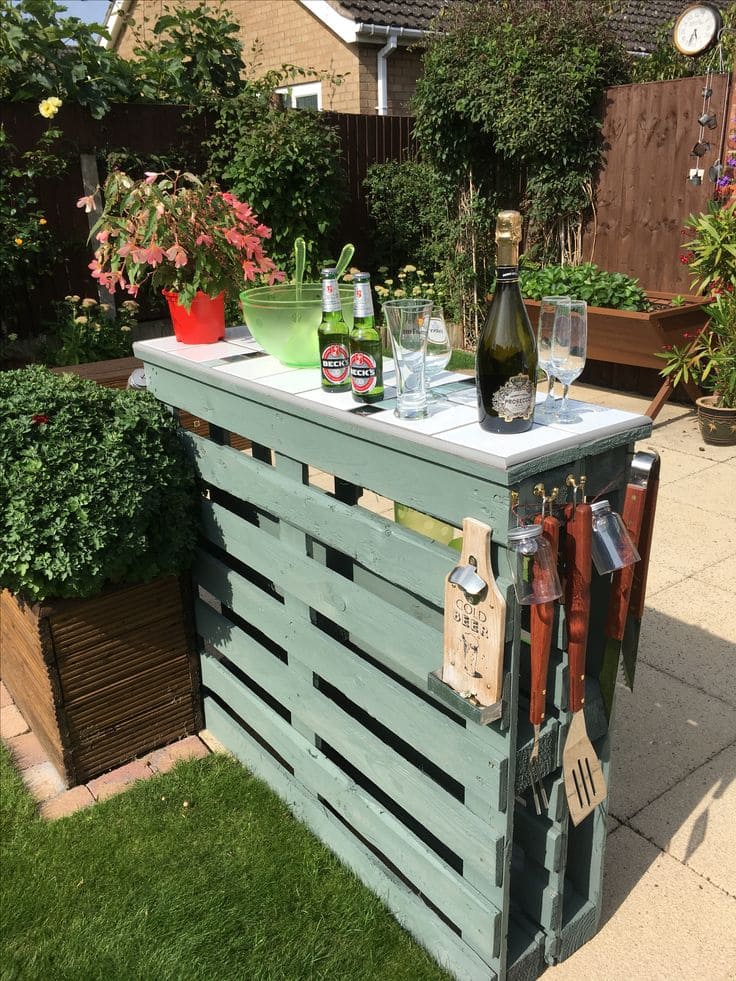 Stylish and Functional Pallet Bar