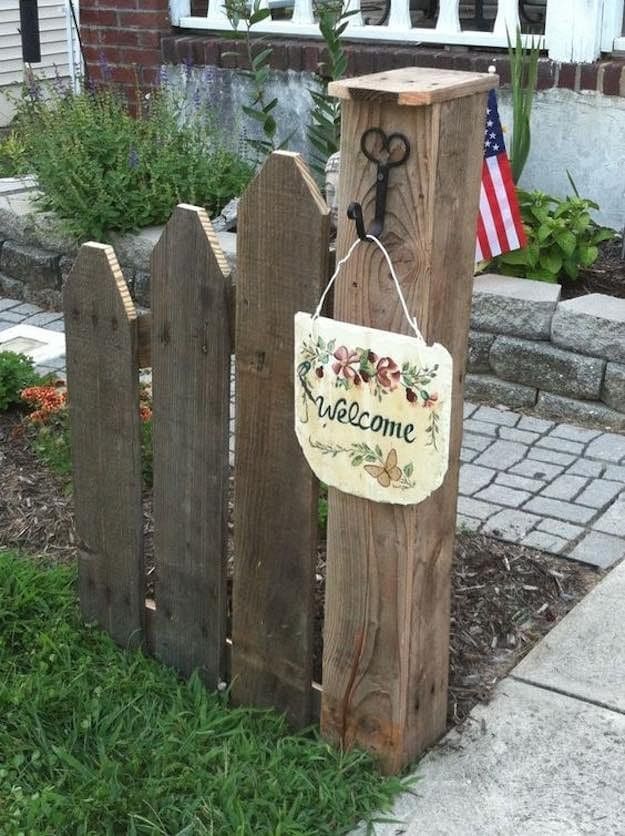 Charming Rustic Welcome Fence Decor