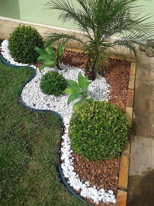 Chic Curved Pebble Garden Design